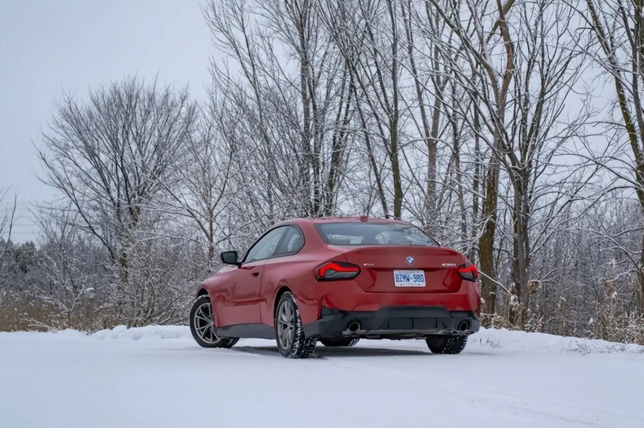 2023款宝马230i轿跑车:入门级并非贬义