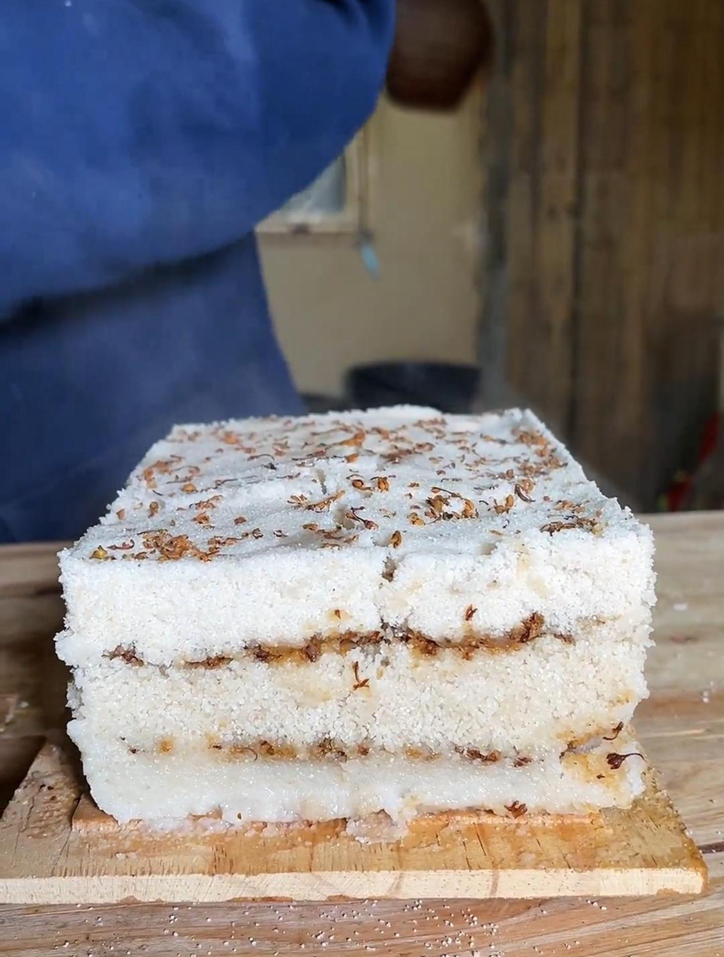 用最传统的手工制作茯苓糕,再加上我们大别山的桂花-度小视