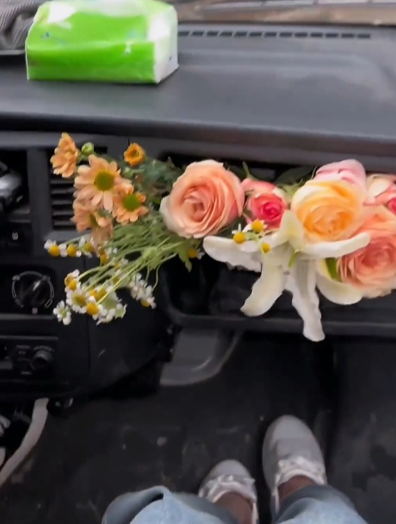 男生在副驾驶给女朋友准备了鲜花,网友:"烂漫的是送花的人"
