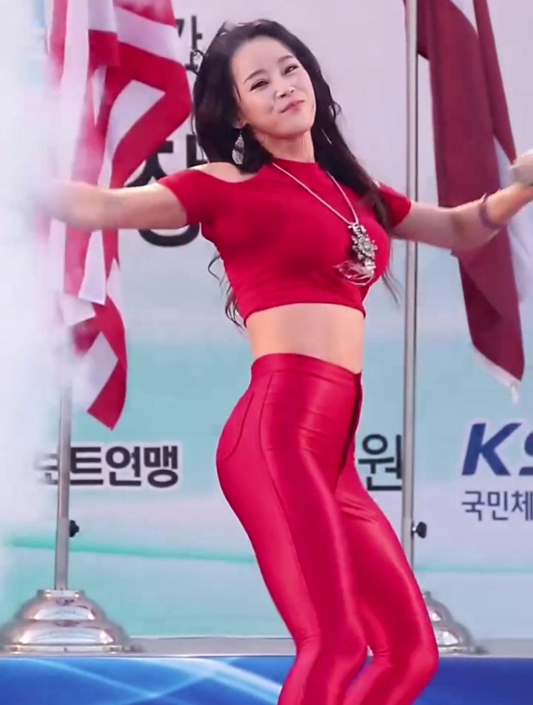 饭拍韩国女团身穿紧身牛仔裤跳舞真是别有一番风味