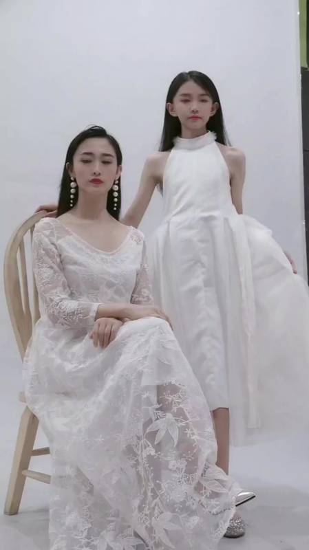 宋小睿一家合照,妹妹看着不太开心啊,是不是妈妈偏心了-度小视