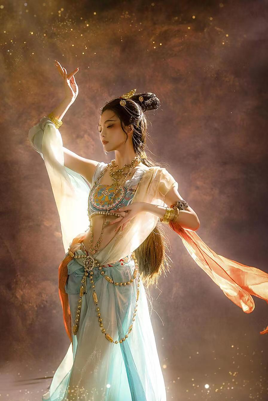 "清华女神"穿敦煌服饰太美了,终于明白君王为什么要打西域了!