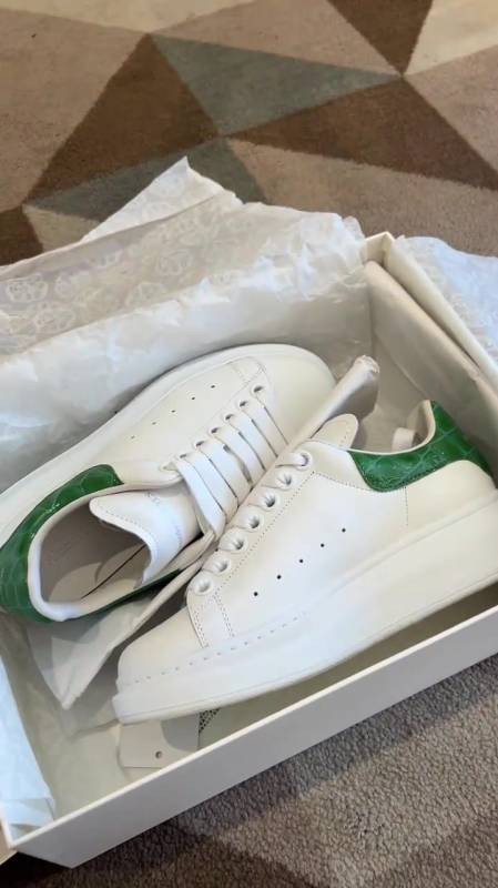 麦昆女士翡翠绿尾鳄鱼压纹小白鞋是不是一眼就能相中的配色-度小视