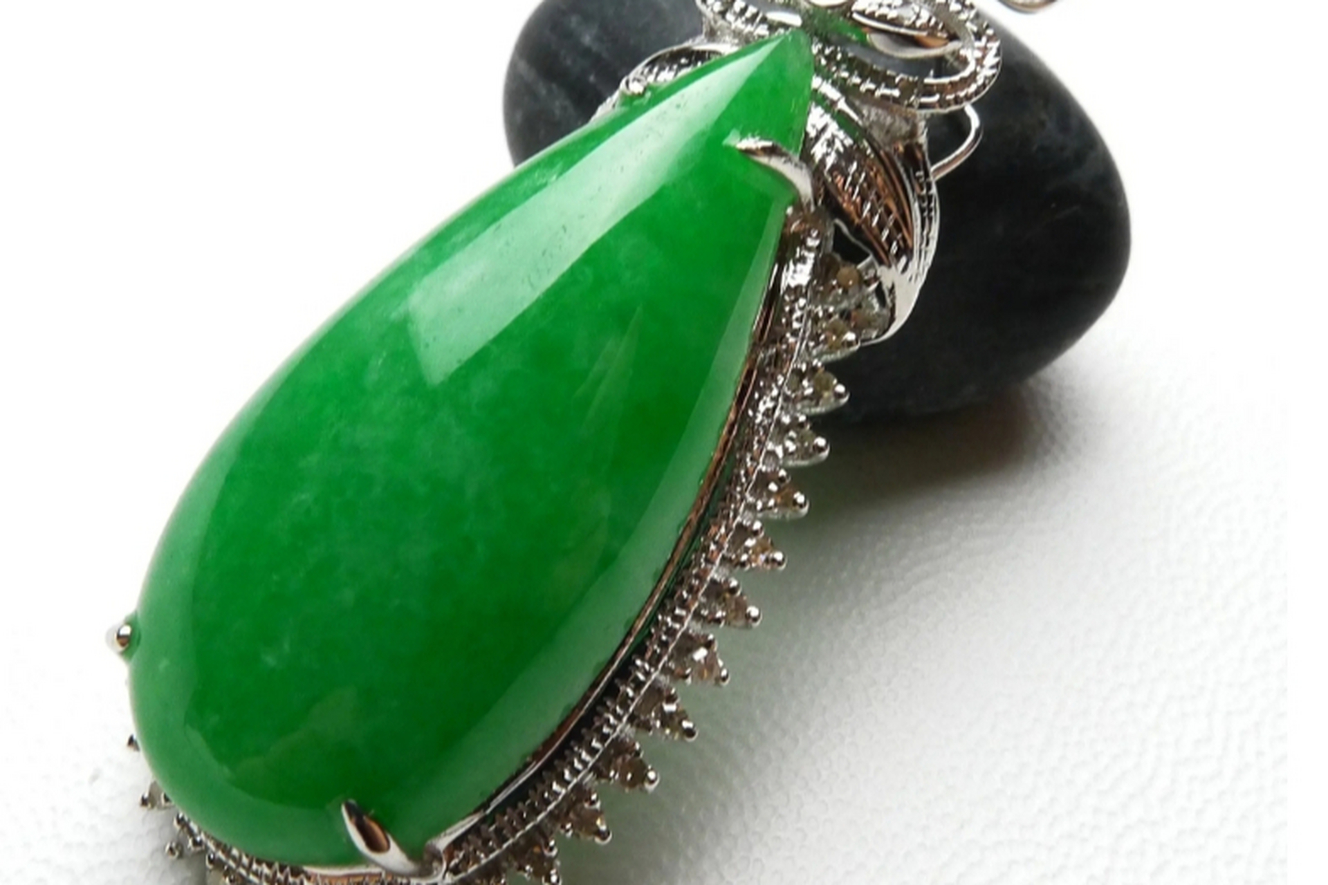 水滴形翡翠以流畅线条和圆润形态著称,是翡翠中别具一格的存在.