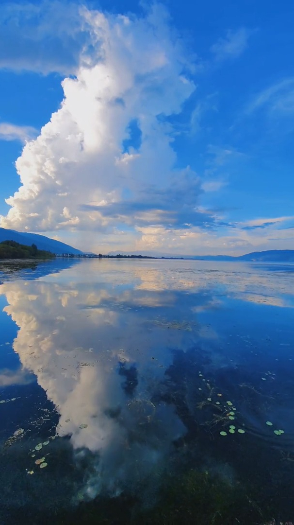 优美大自然蓝色的海底远山的风景