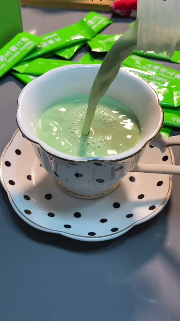 牛奶加大麦若叶青汁,每天早晨来一杯,你会很有成就感