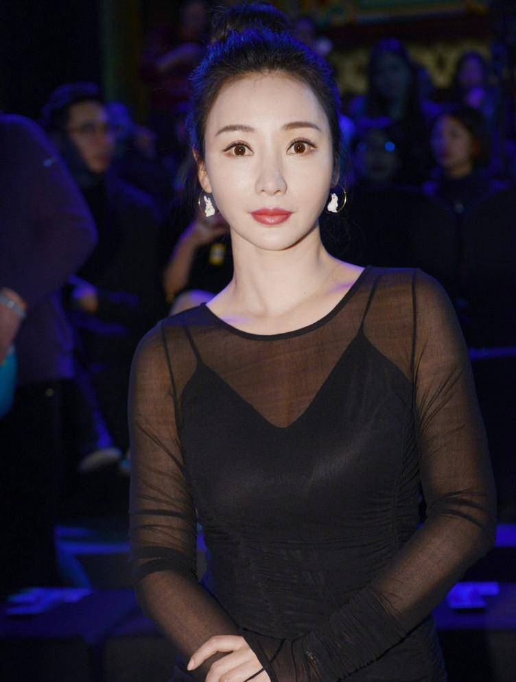 柳岩穿黑色长裙上阵,当她侧身的那一刻,网友:眼睛享福了!