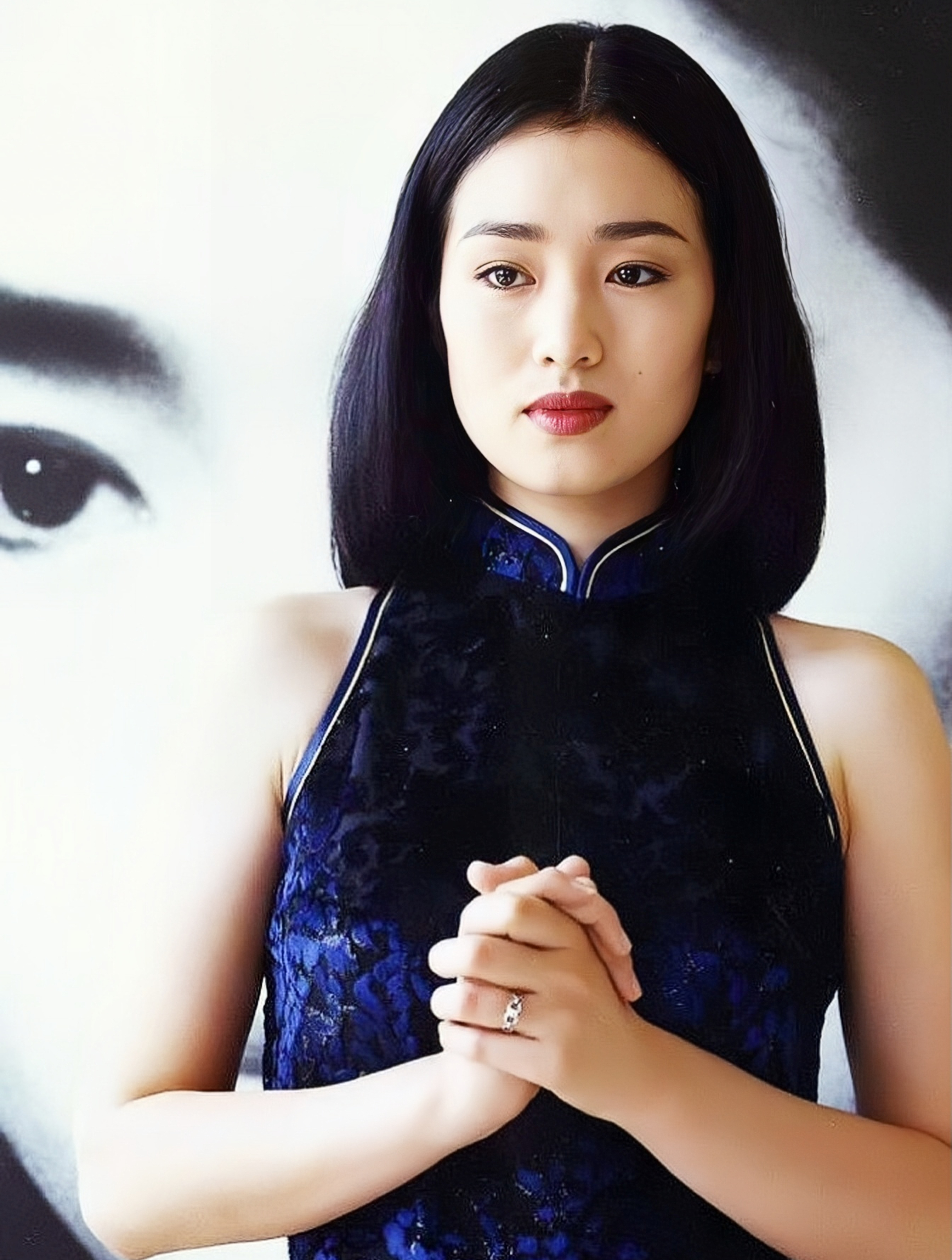 巩俐和张曼玉,华语电影女星的天花板,谁穿旗袍更好看