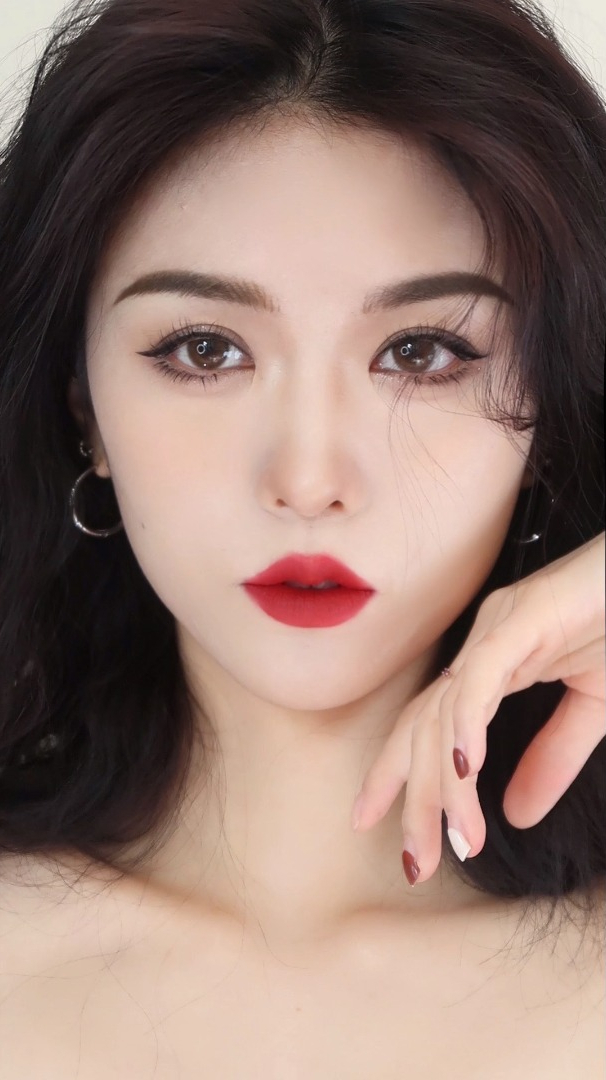 浓颜系冷艳御姐,放大五官太绝!