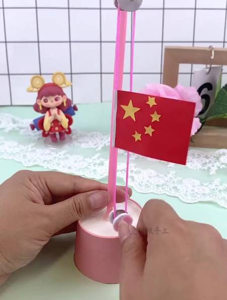 用吸管77纸板做一个可升降国旗,很简单的哦 亲子手工-度小视