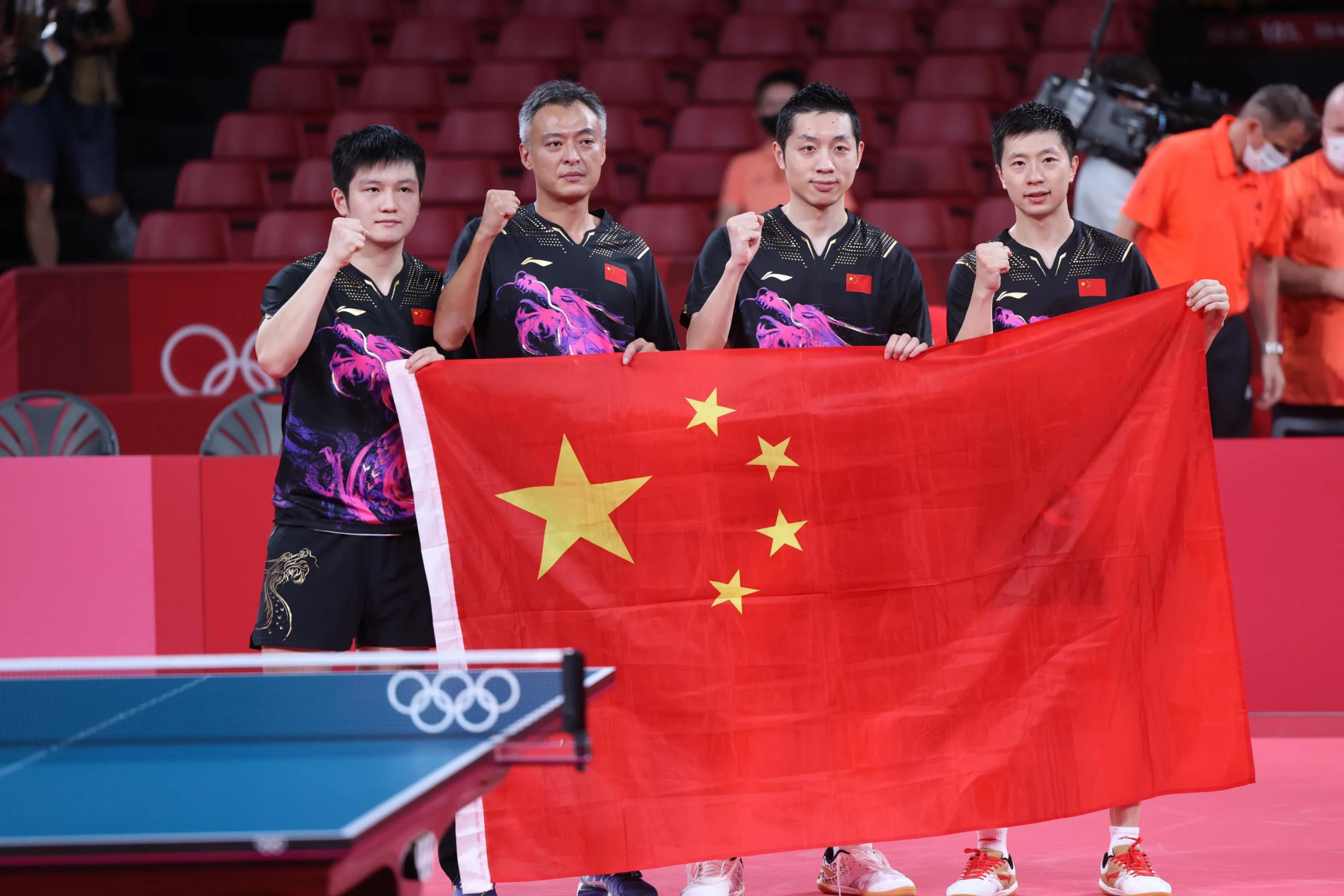 中国队获乒乓球男团金牌