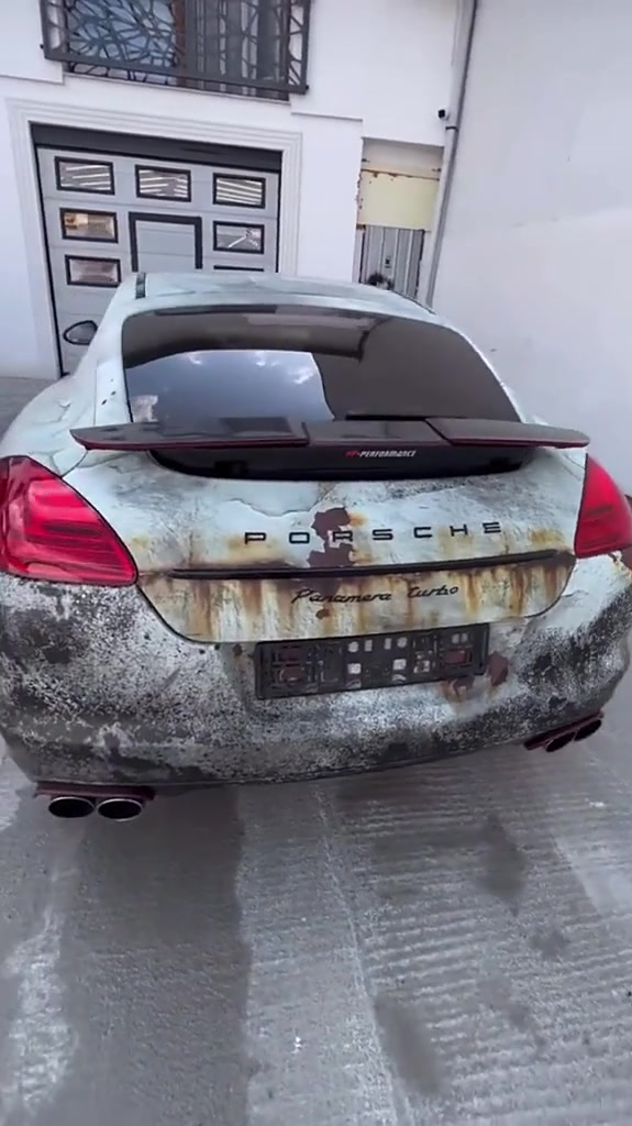 破破烂烂的保时捷