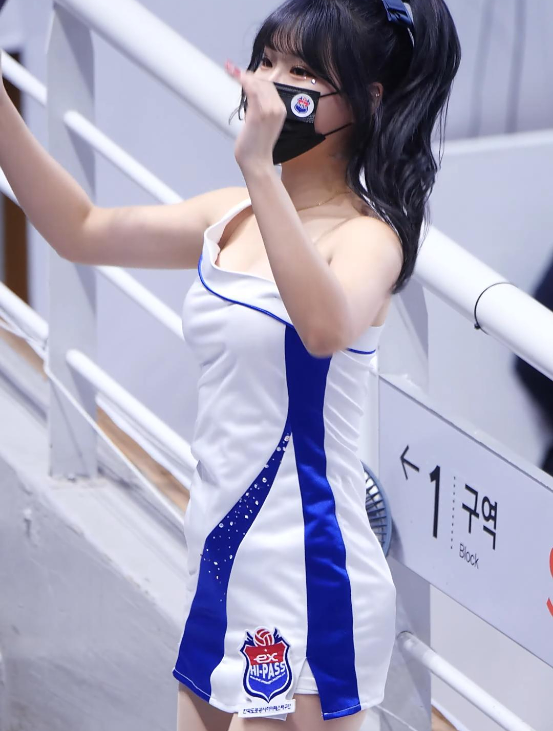 韩国美女啦啦队性感舞蹈大长腿热舞,总是能让人看得热血沸腾