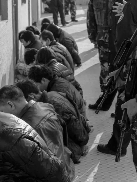 2020年佤邦公审大会现场,九名中国籍犯人接受审判,三人直接处决