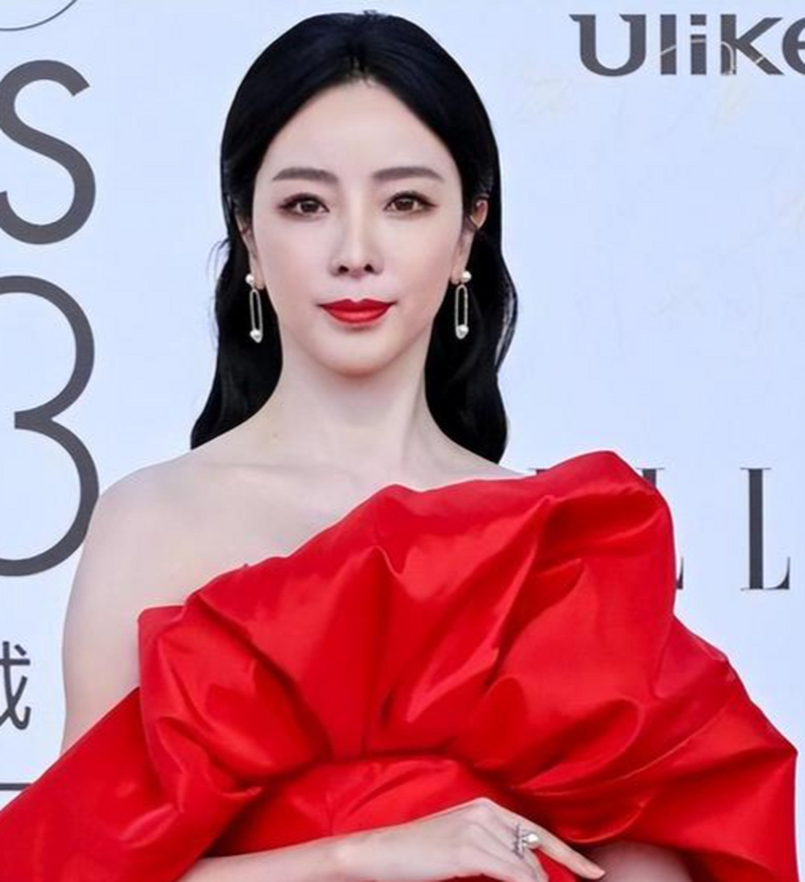 李思思离职后的首次公开亮相,身穿一袭大红色抹胸礼服,妆容与央视时期