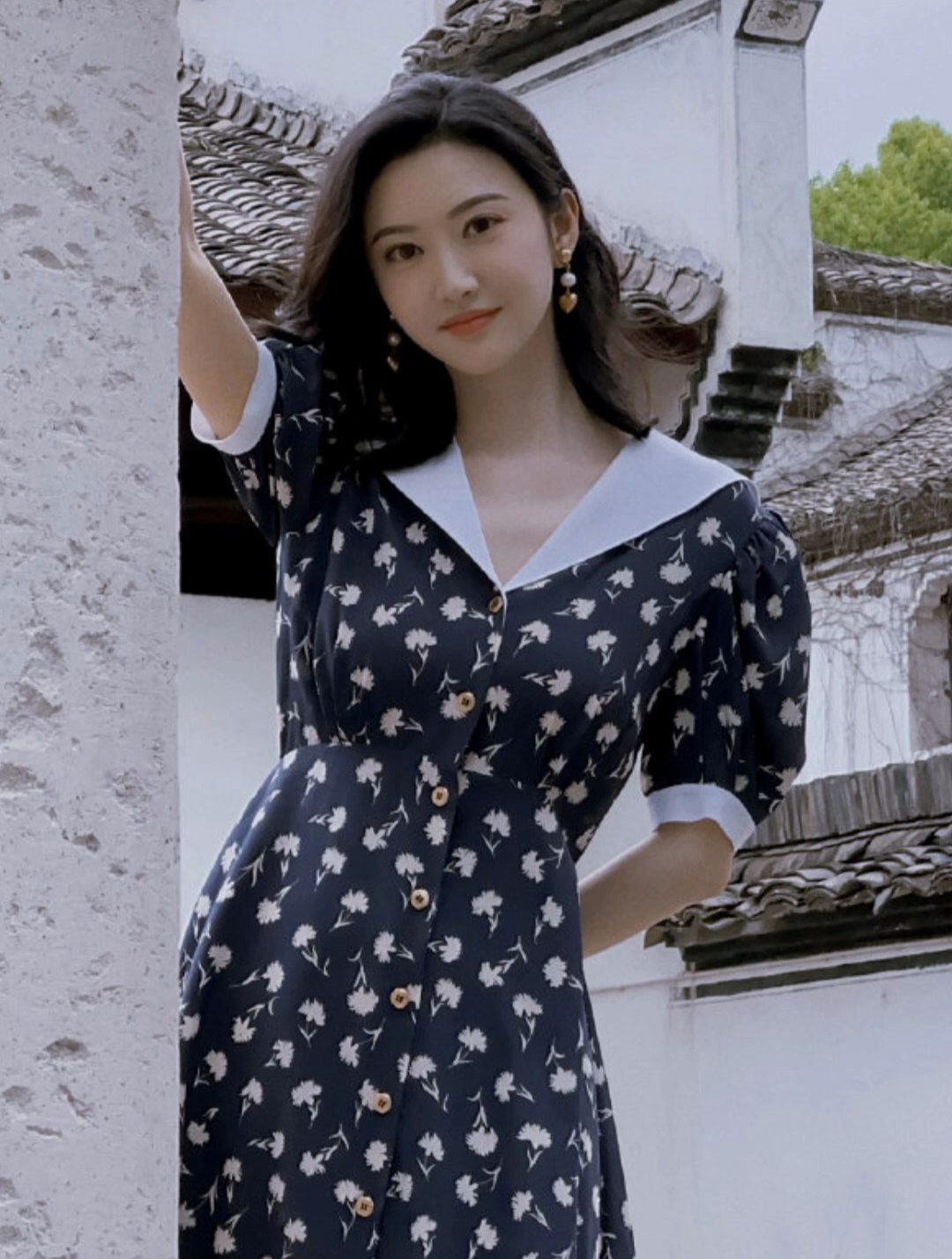 景甜美穿小碎花连衣裙去郊游,优雅甜美极具法式风情,很好看