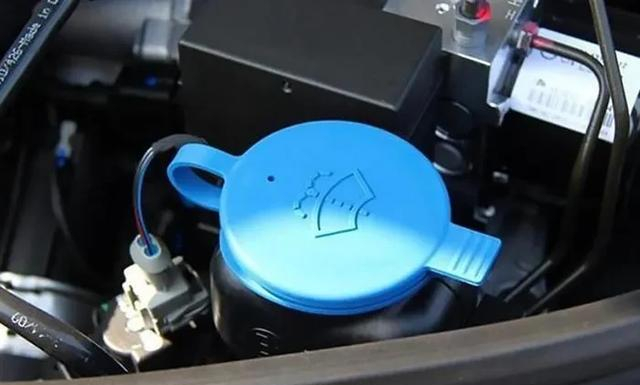 汽车玻璃水用完后,可以自己加吗?加玻璃水时需要注意什么?