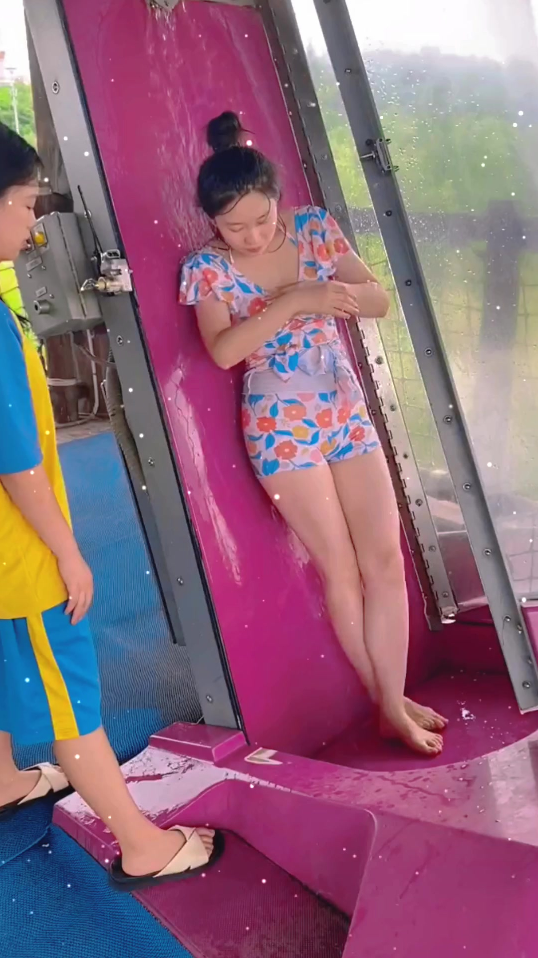 水上乐园遇到的泳装美女,清纯又性感,让人移不开眼!