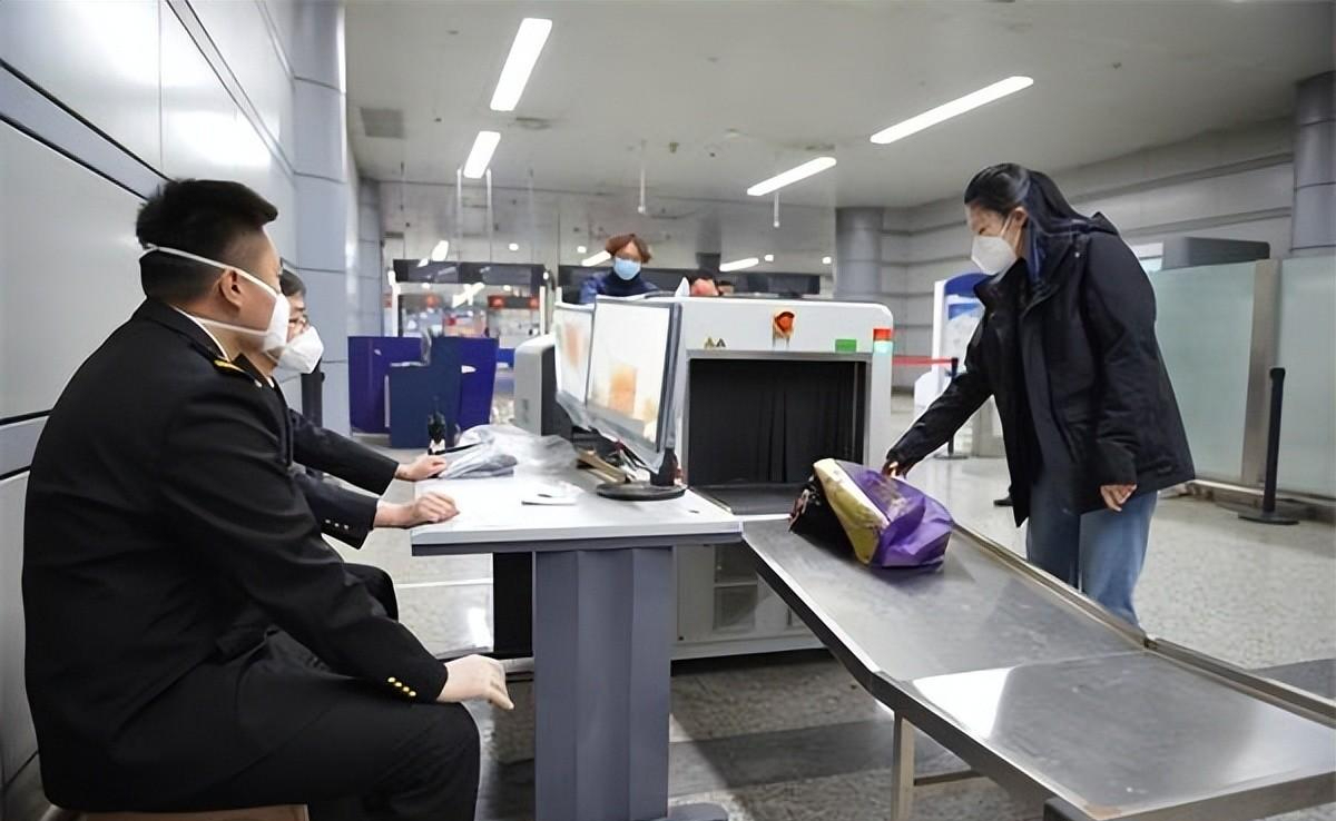 回顾:上海机场发现大量可疑美国人,安检开箱后,避免3400万损失