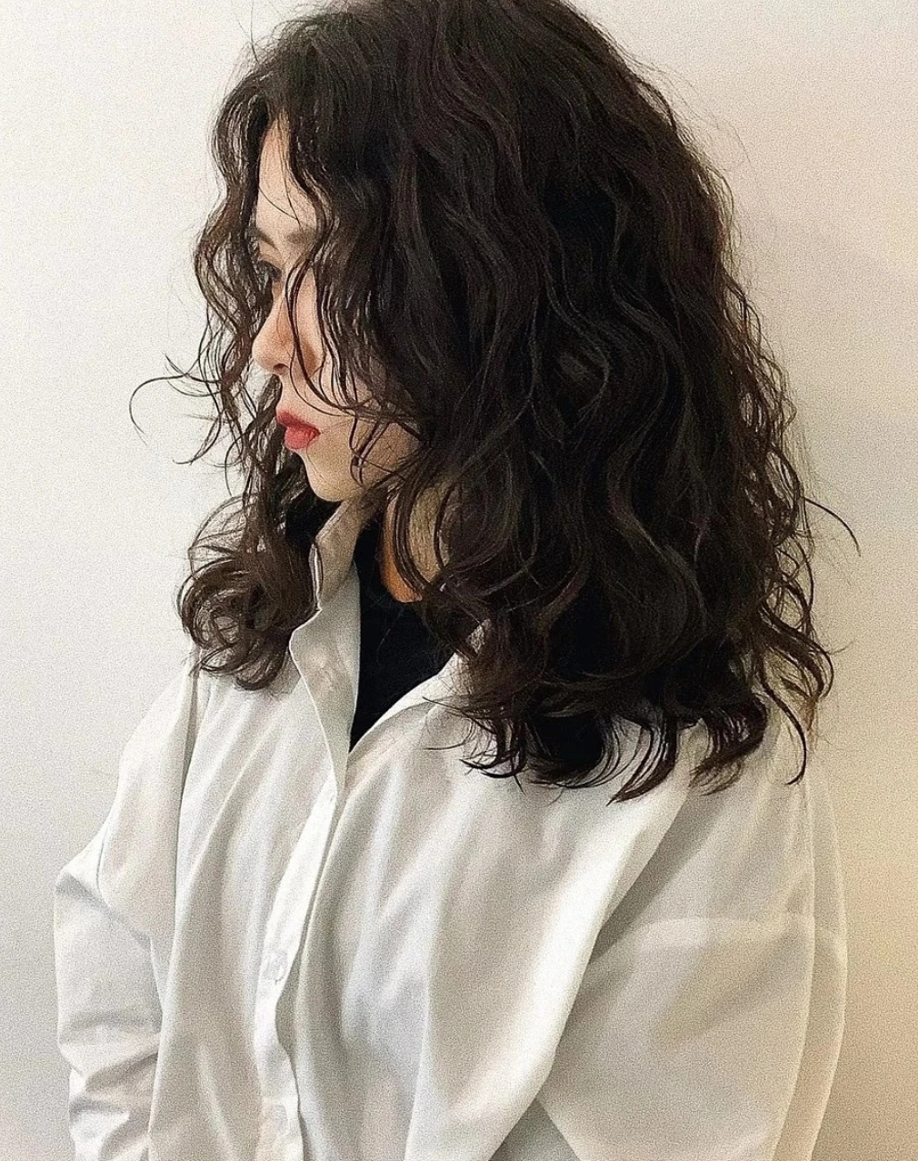 女人过了40岁,烫发可以说是再平常不过的事情了,尤其是这种全头烫卷发