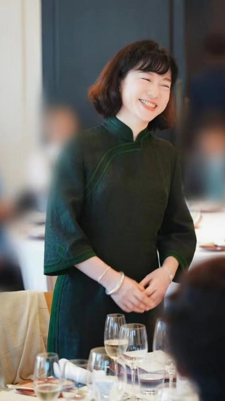 翁帆和杨振宁是物理界泰斗级人物,8月8日翁帆参加日本酒会,身穿墨绿色