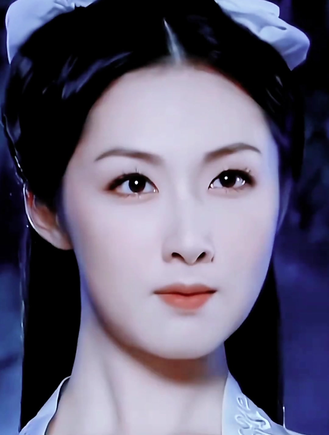 涂黎曼以前的古装造型,尽管很素却很漂亮,一身白衣宛若仙女