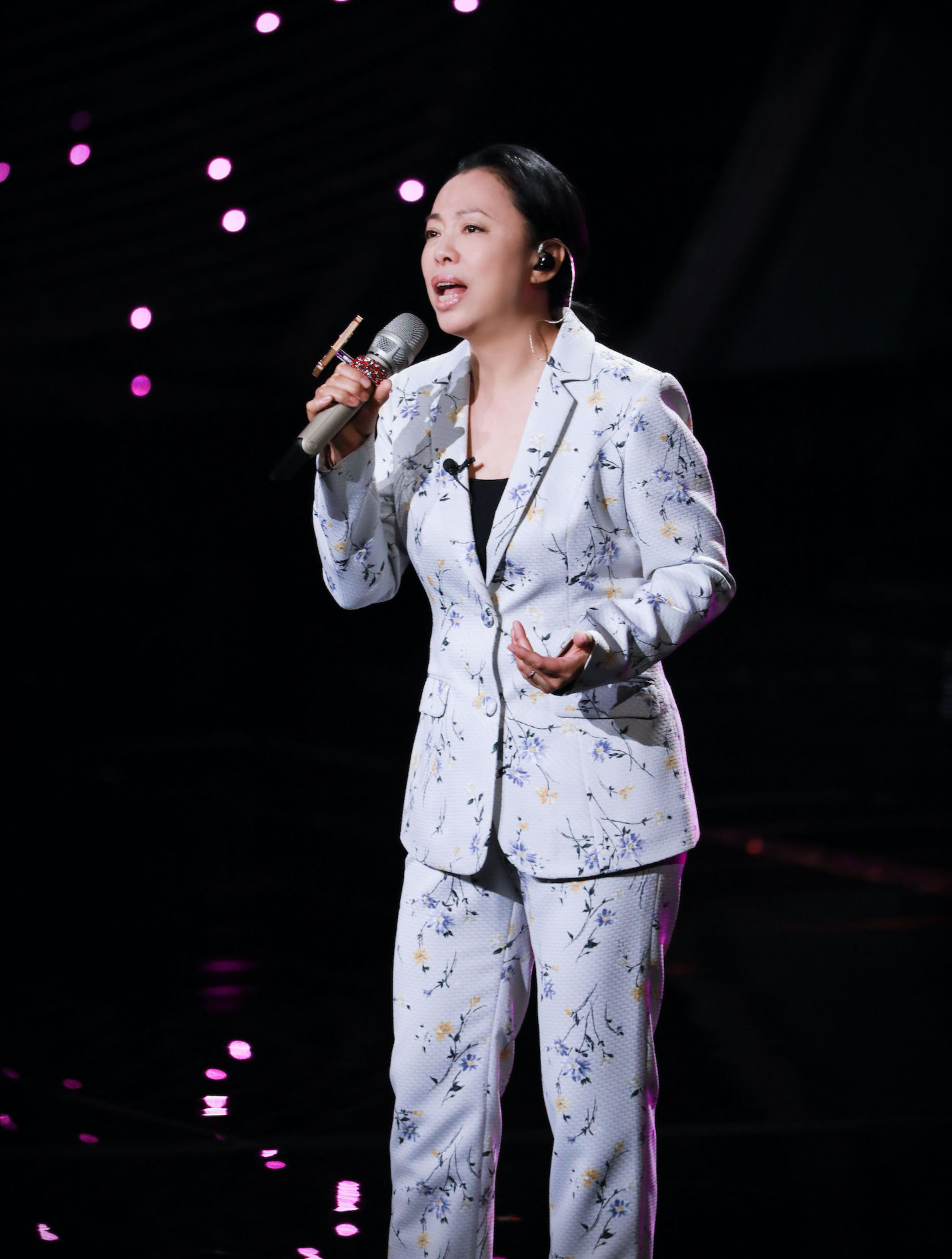 黄绮珊:45岁一夜成名,54岁开演唱会穿少女装惹争议