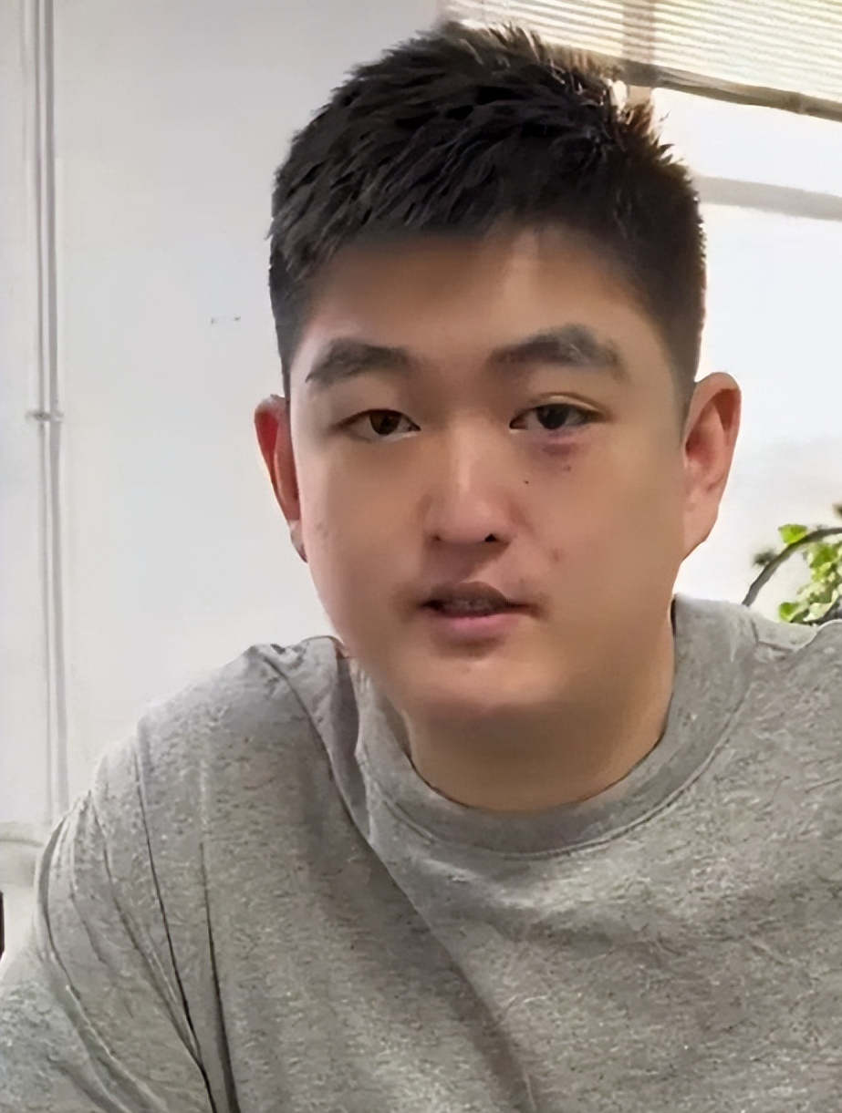 赵一楠:深得赵本山宠爱,拿金烟斗高调炫富,花260万只为买狗?