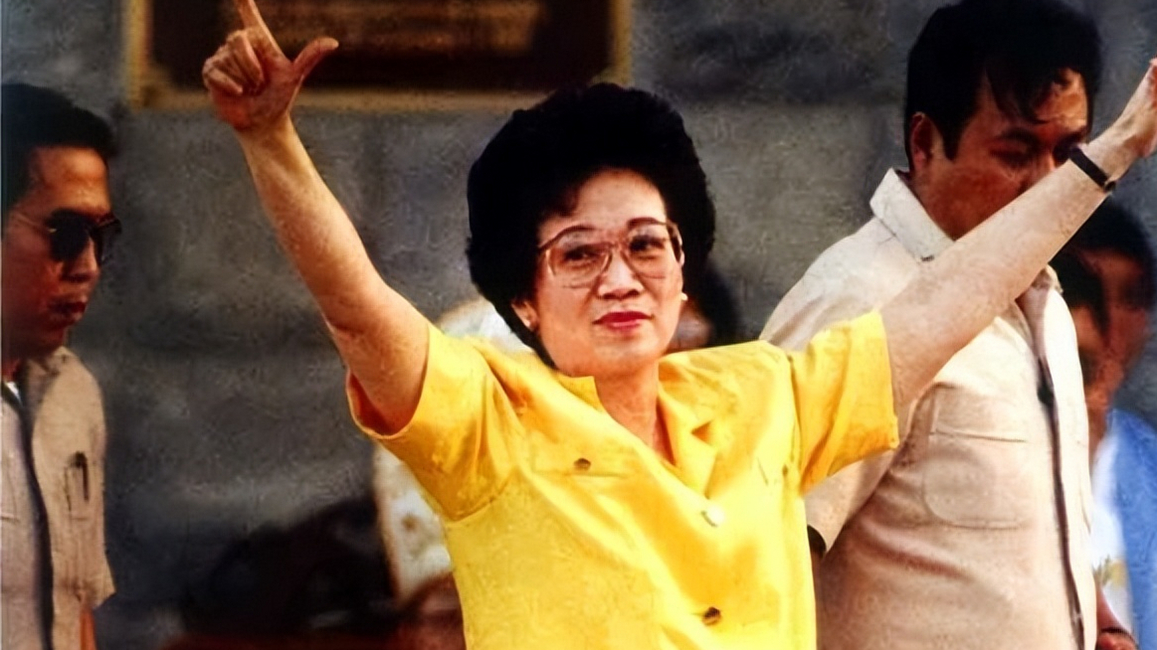 世界首位华人女总统阿基诺夫人,新官上任就敢与美军硬碰硬,在她的努力