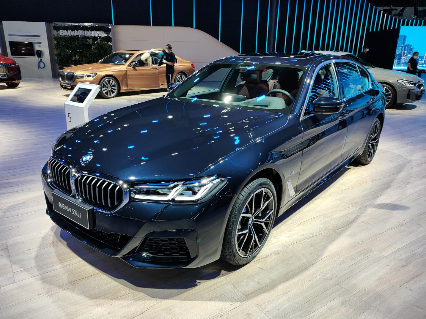 69万元.进口的新款宝马5系标准轴距版共提供4款车型,售