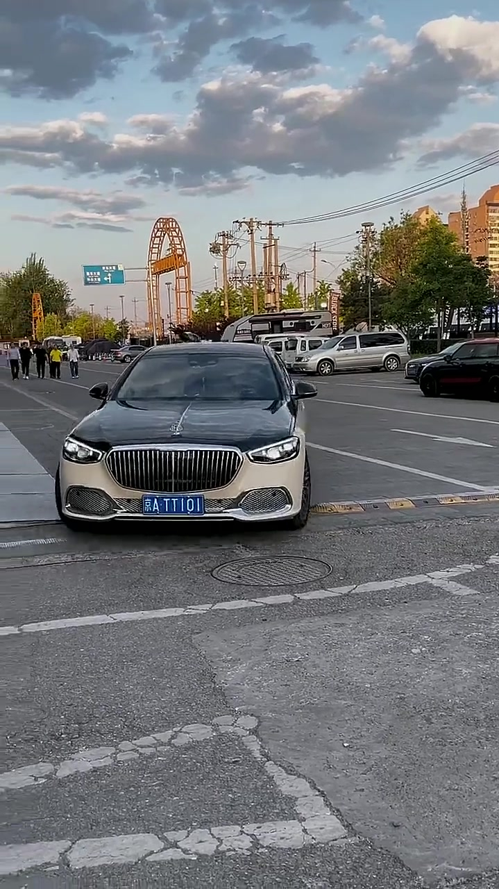 北京街头看到的豪车,这辆迈巴赫真大气,开它上路肯定很拉风
