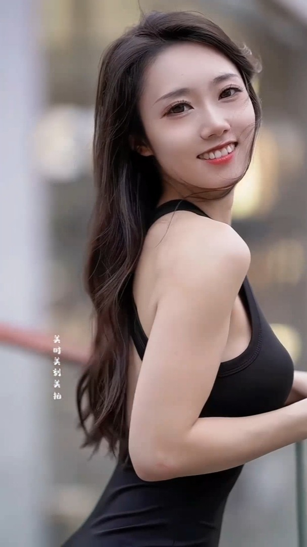 街拍:三里屯太古里跳舞的小美女,太可爱了