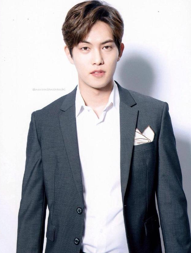 南韩淫魔李宗泫,把女团成员摸了个遍,郑俊英聊天室里共享女友3-度小视