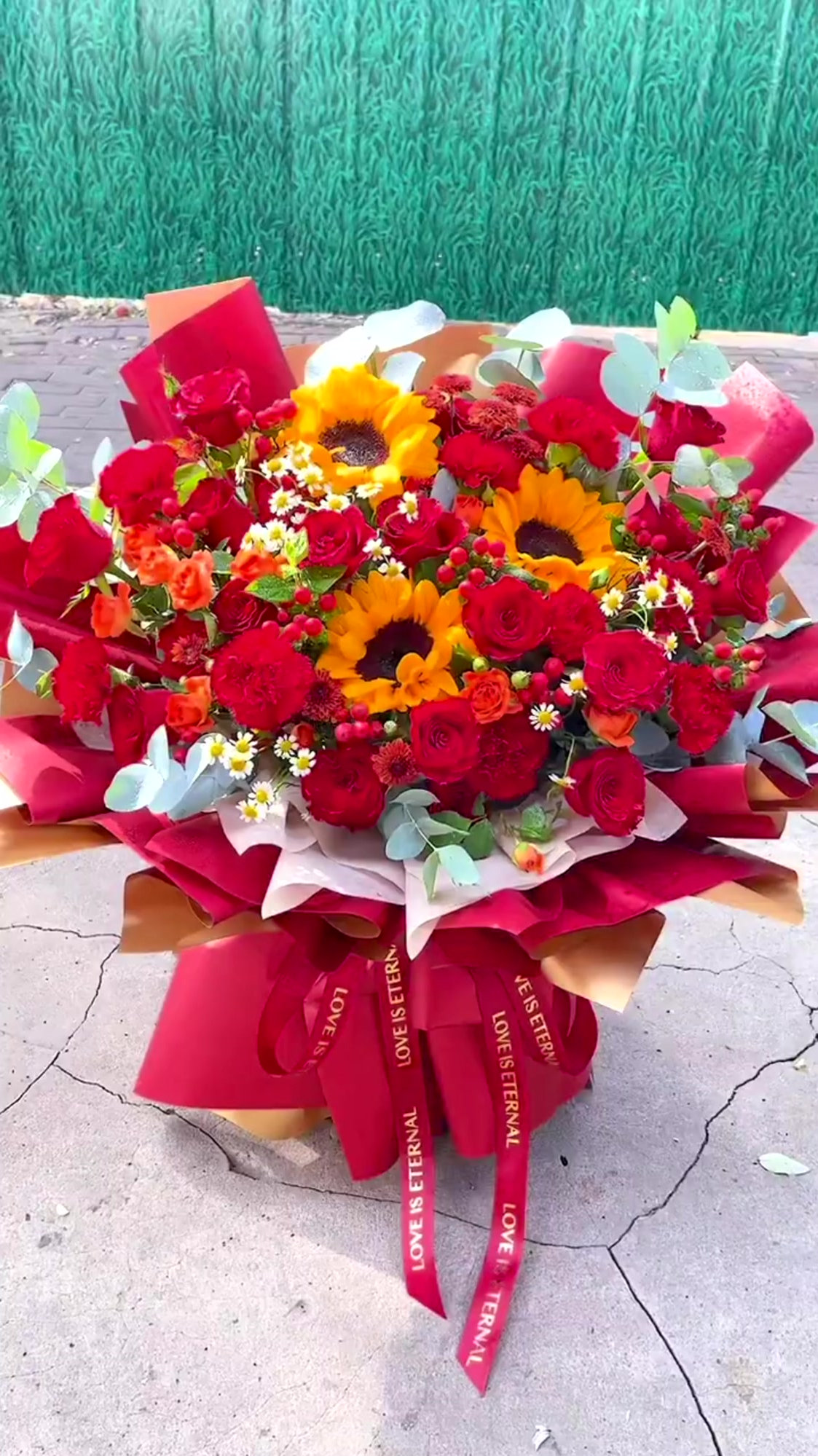 经典红色系花束送长辈红玫瑰搭配向日葵一样很好看