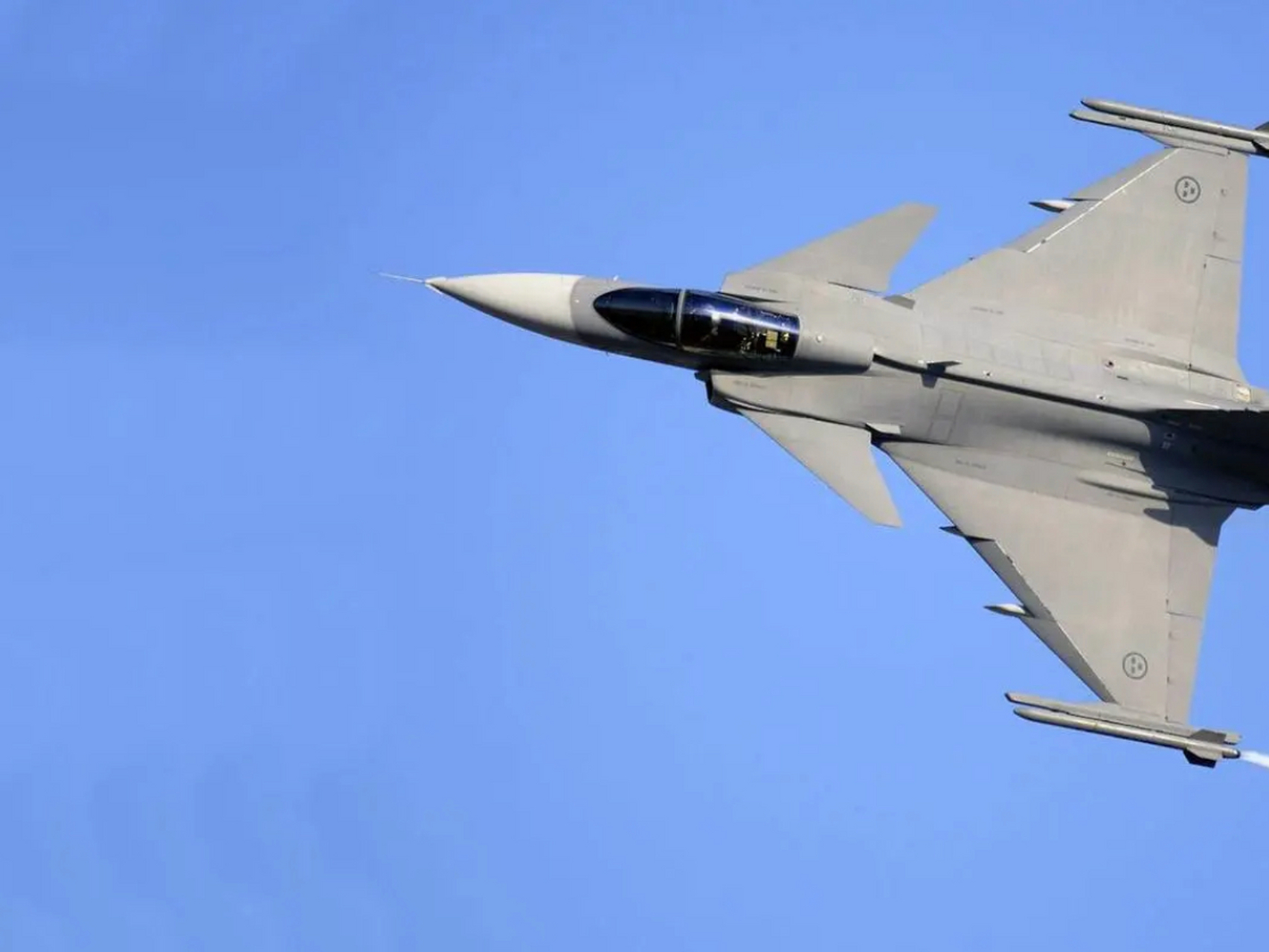 瑞典政府宣布,决定援助乌克兰jas-39战斗机以及培训乌克兰飞行员.