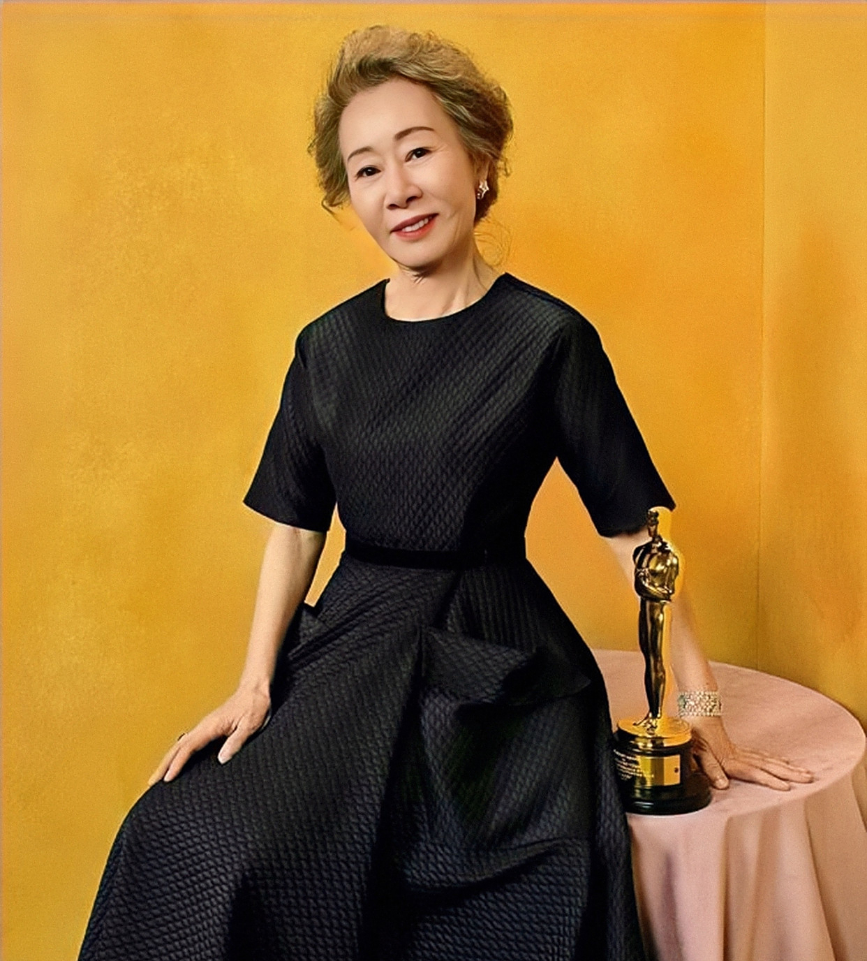 2021年,奥斯卡颁奖礼上,尹汝贞凭借在电影《米纳里》的精彩演出,获得