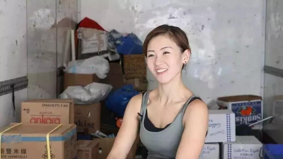 6年前,香港美女搬运工走红网络,牵手富二代,如今却还在打工