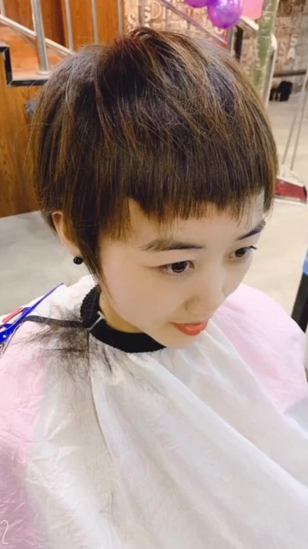 个性头帘短发,参差不齐这样才抢眼!-度小视