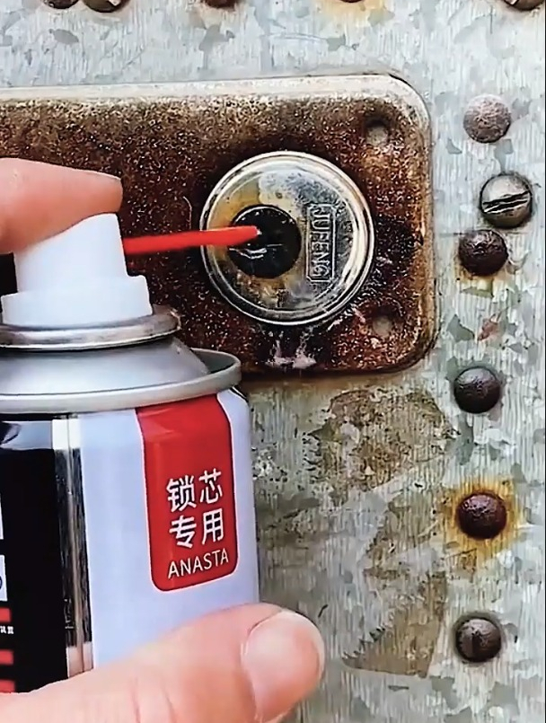 家里门咯吱咯吱响的,试试涂点润滑油,纵享丝滑-度小视