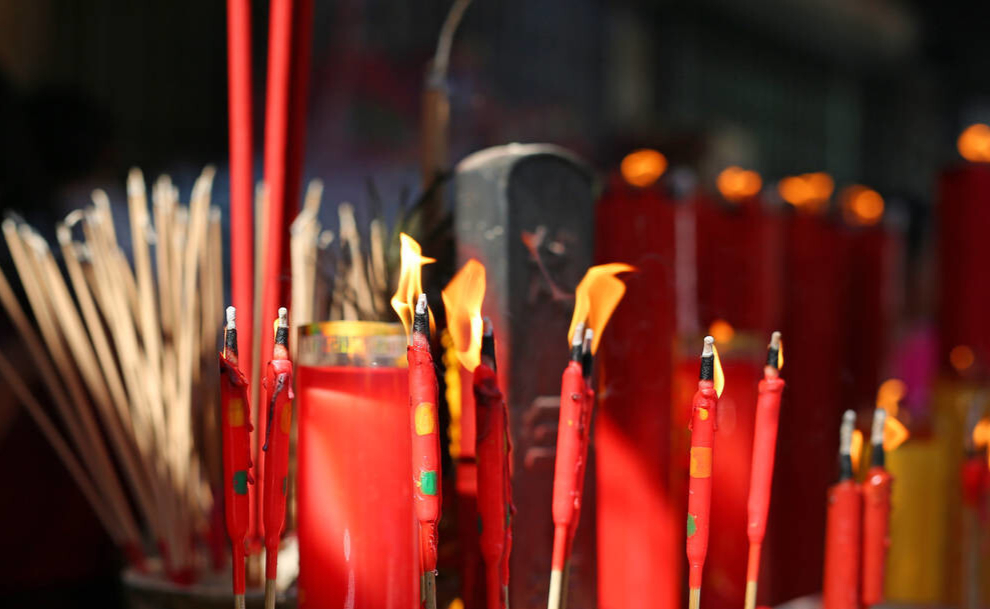 除夕夜,人们去祭拜祖先的坟墓,在团圆饭前向死者献上祭品以示尊敬让 