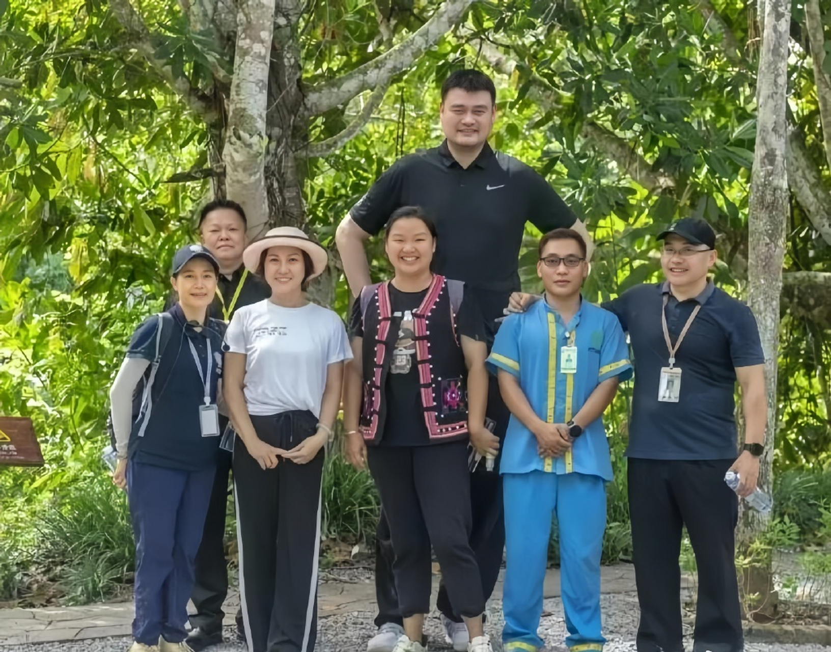 姚明带着一家五口现身云南植物园,姚明的女儿姚沁蕾的身高直逼1米9,13