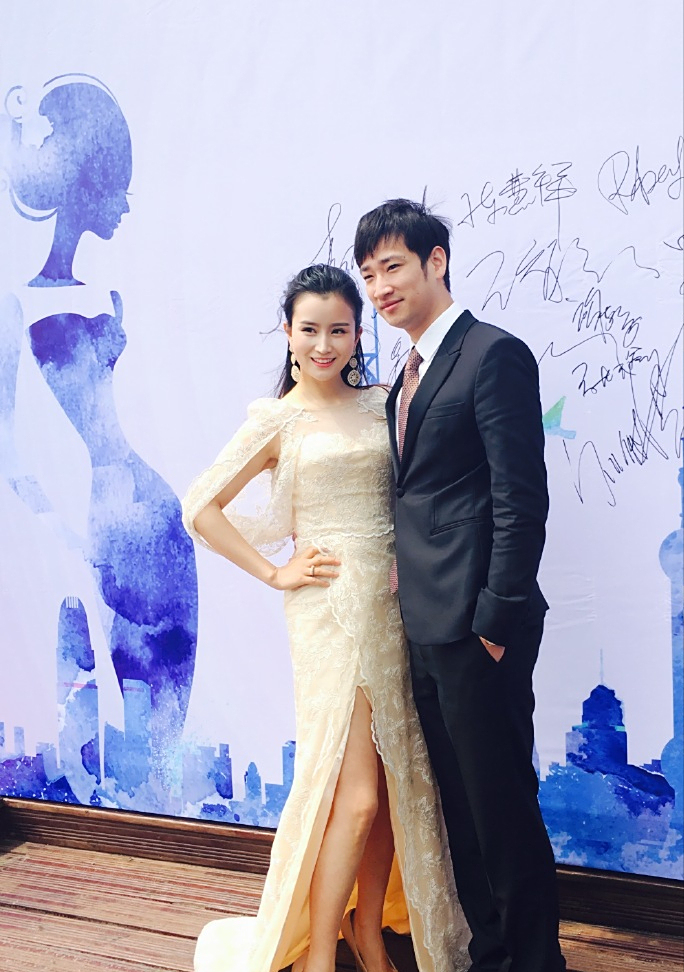 上海主持人伏玟晓出生农村十年两婚两离35岁的她近况如何