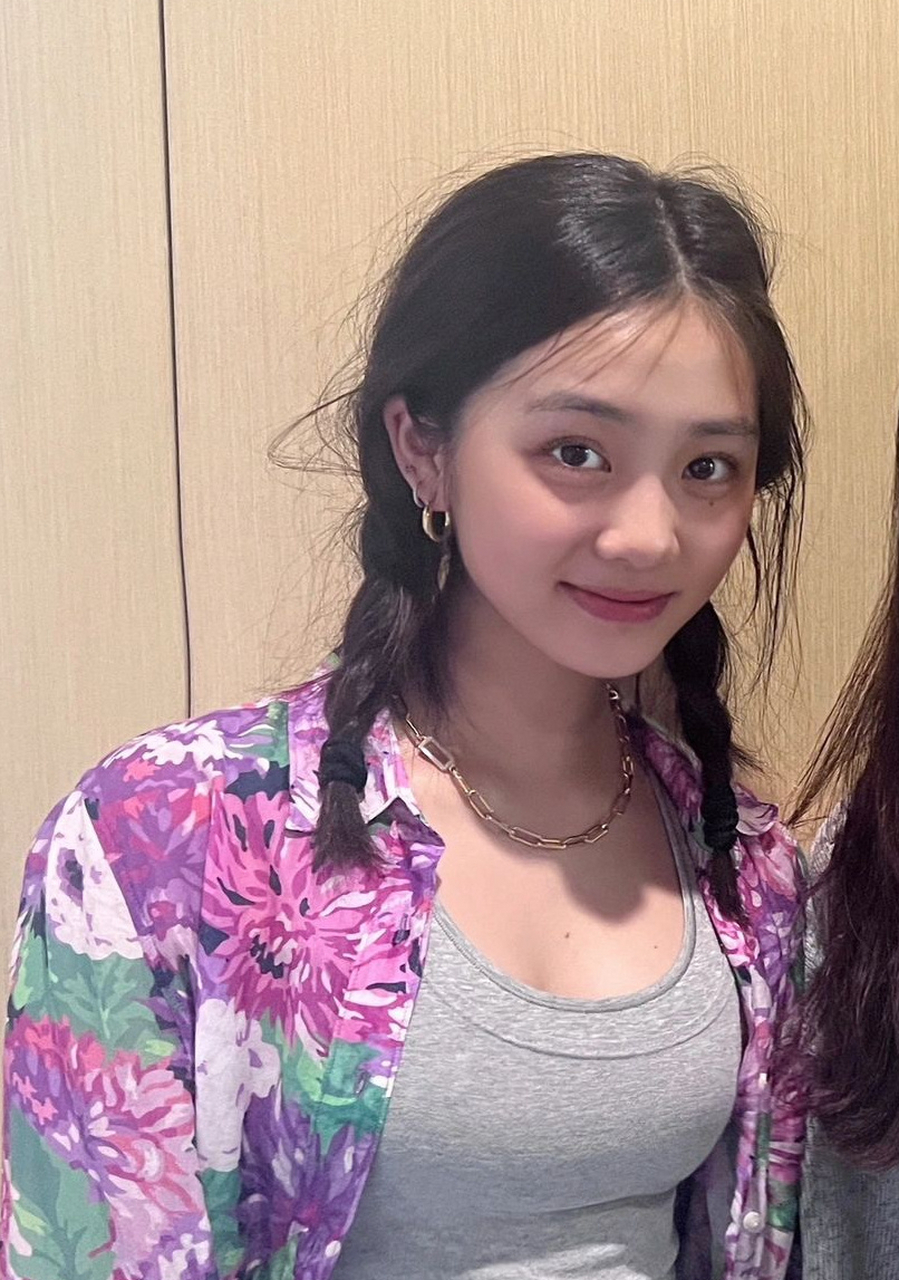 近日黄磊的女儿黄忆慈参加舞会再次引起网友的热议,扎着双马尾和一袭