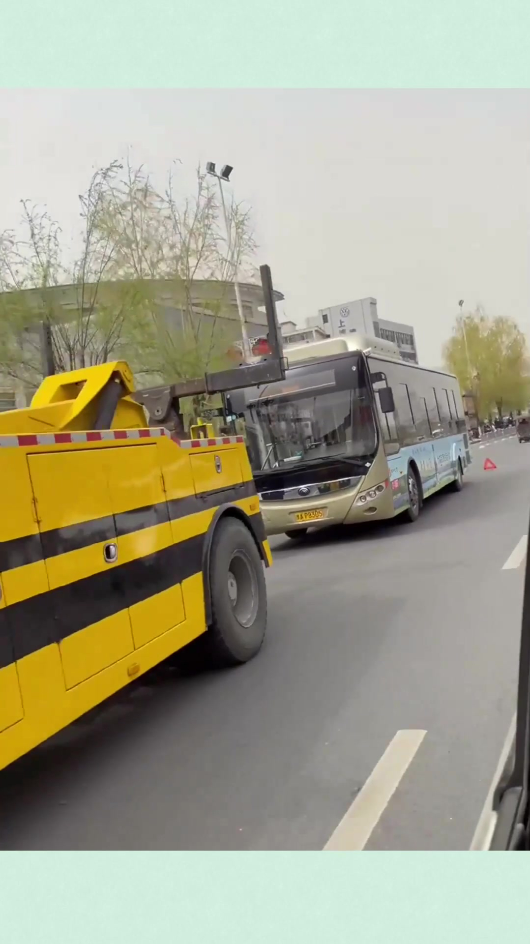 偶遇"大黄蜂"来拖车,竟然还是公交车专用,这一幕长见识了!