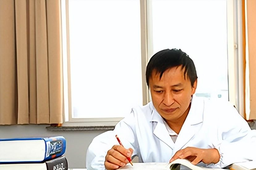 16年"树人"刘忠文:生病手"长满树枝",生活无法自理全靠父母