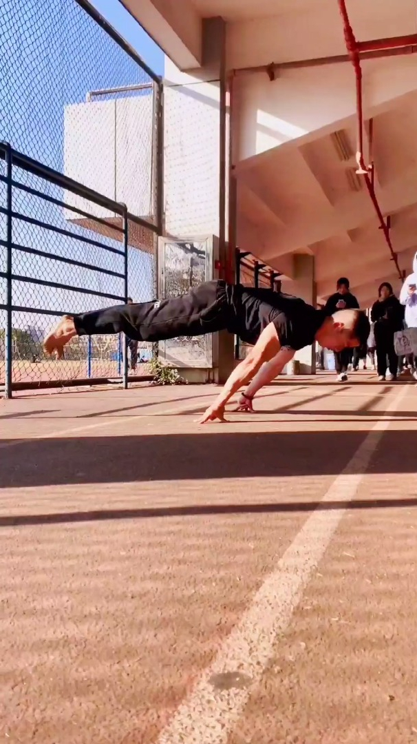 这才是正确徒手热身方式一口气完成五大神技!街头健身 日常训练