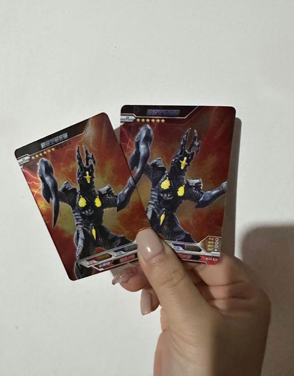 小孩子将奥特曼卡送到蔡徐坤手中,孩子们借机摸着蔡小葵双手!
