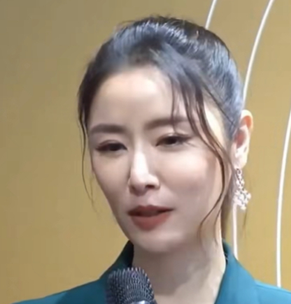 王鸥就曾因为打了瘦脸针,导致面瘫了,一边脸能笑一边脸不能动,所以笑