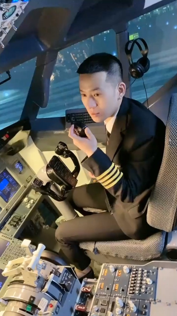 中国机长驾驶舱真实拍摄,没想到这么帅!被开飞机耽误的颜值!