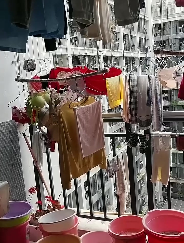 富士康女生宿舍阳台挂满了各种衣服